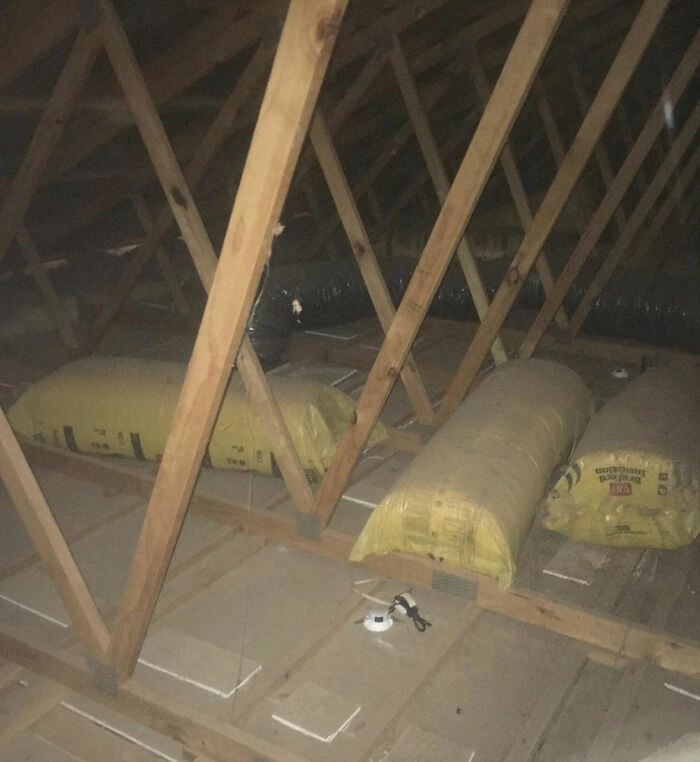 “Предыдущие владельцы дома уверяли нас, что пол на крыше утеплен... Ну теоретически, это правда”. 