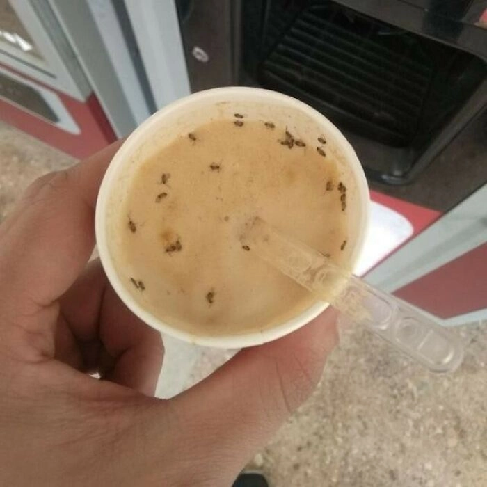 “Кофе с сюрпризом из аппарата в моем универе.” 