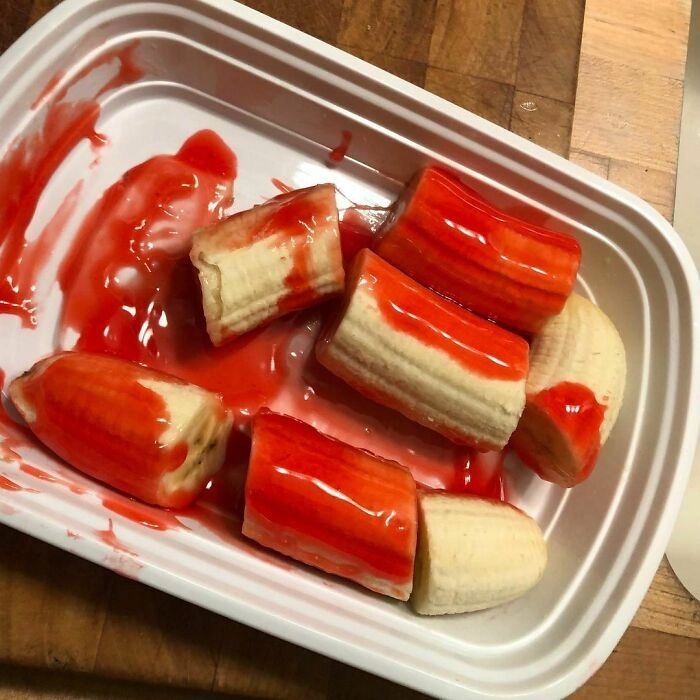 Кажется, этому банану необходимо вызвать скорую. 