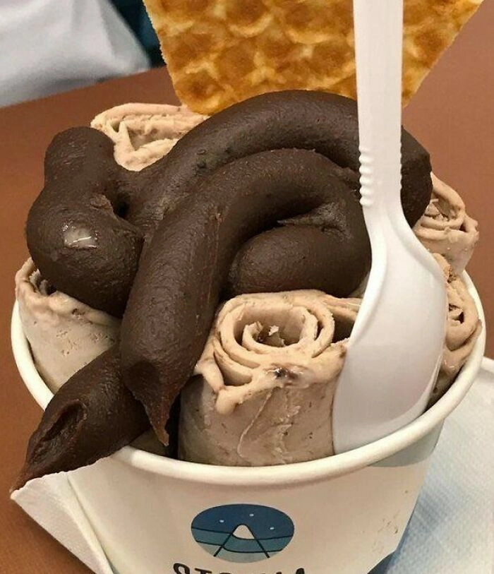 Мороженое с шоколадной помадкой. Без комментариев. 