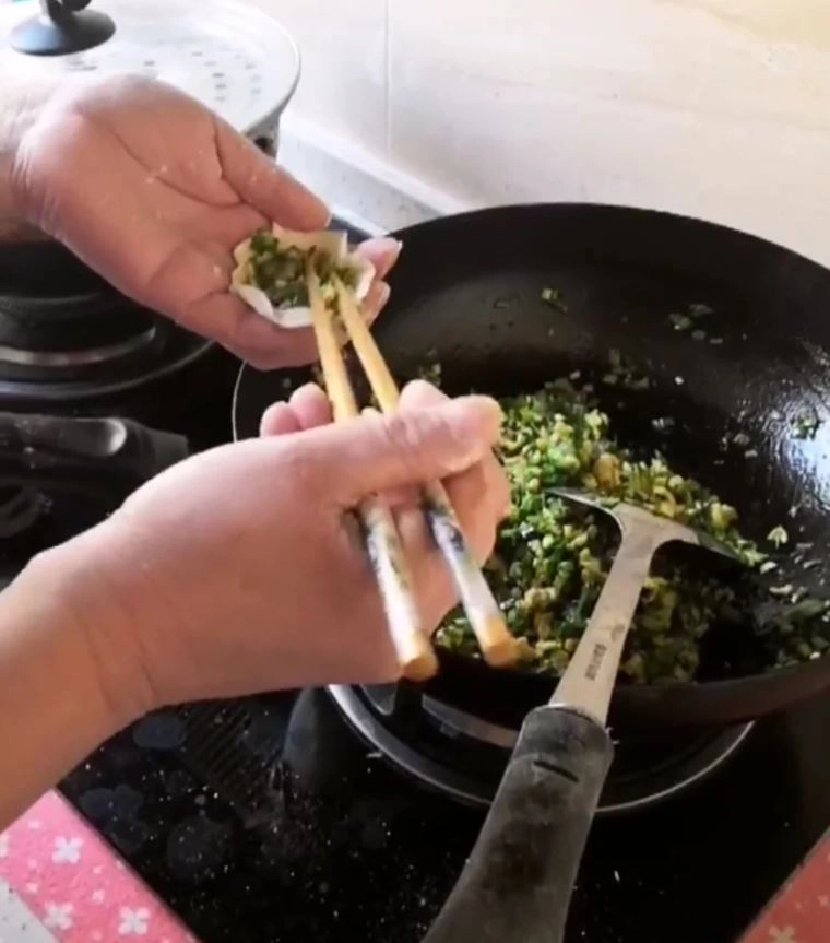 Есть только палочками