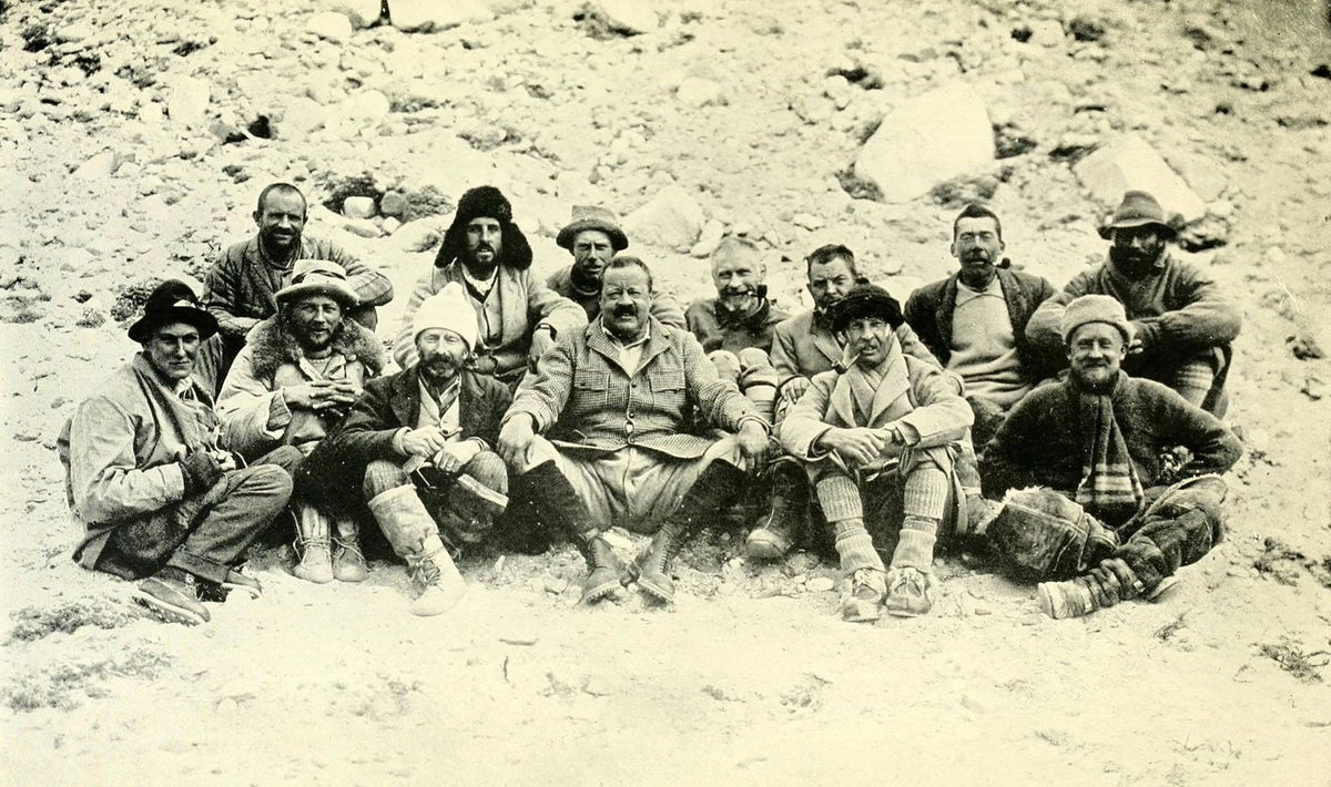 Участники экспедиции на Эверест 1922 года вместе с шерпами