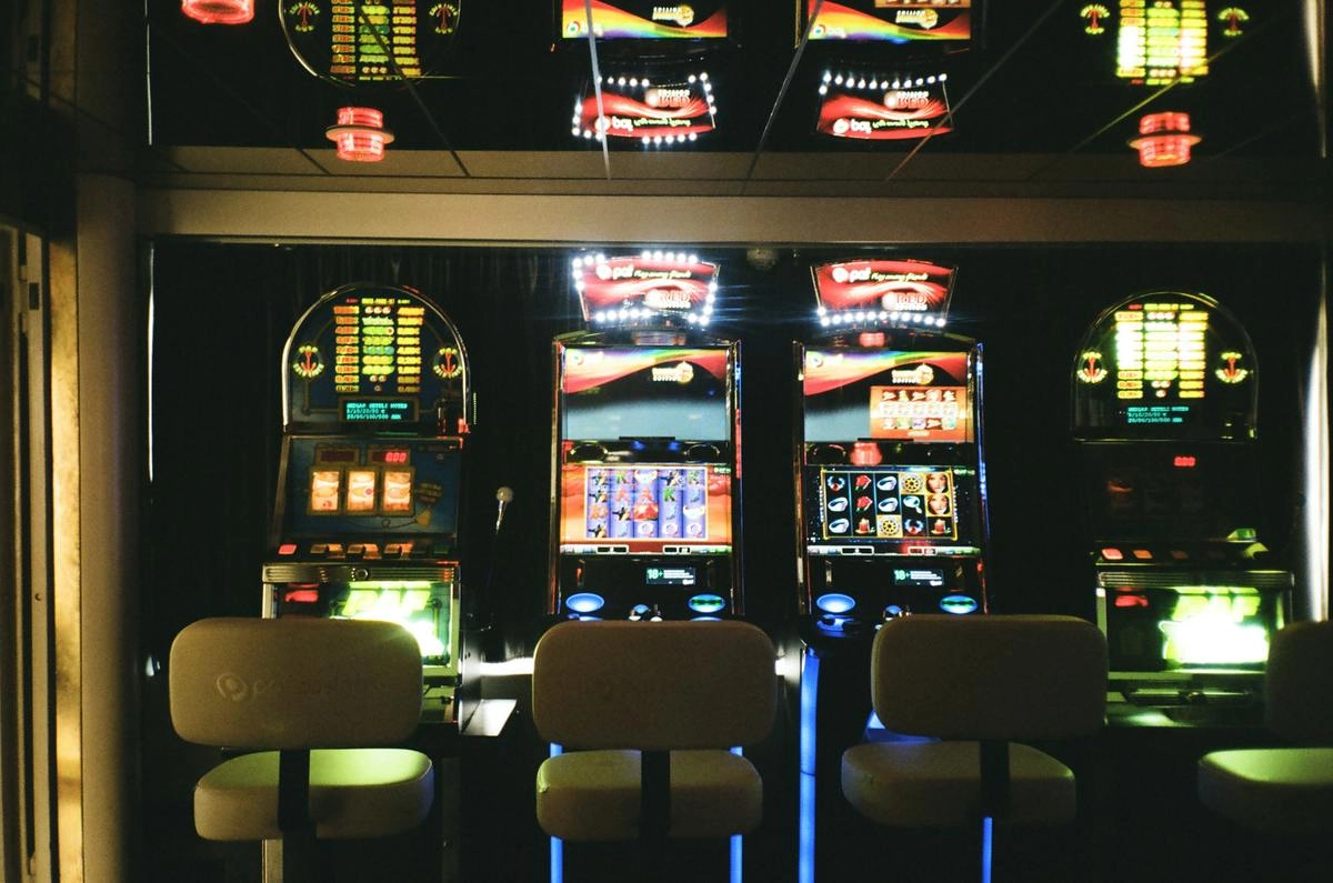 Игровые автоматы. Как только вы почувствовали азарт, попрощайтесь с вашими деньгами. Вы будете думать, что сможете перехитрить систему, но это затянет вас еще больше. 
