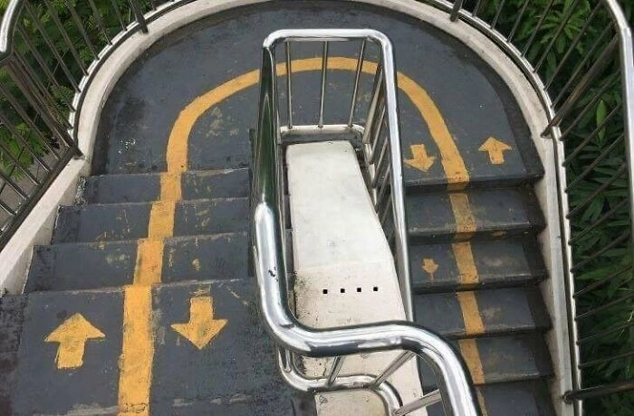 Уверены, что без толкучки на этой лестнице не обходится. 