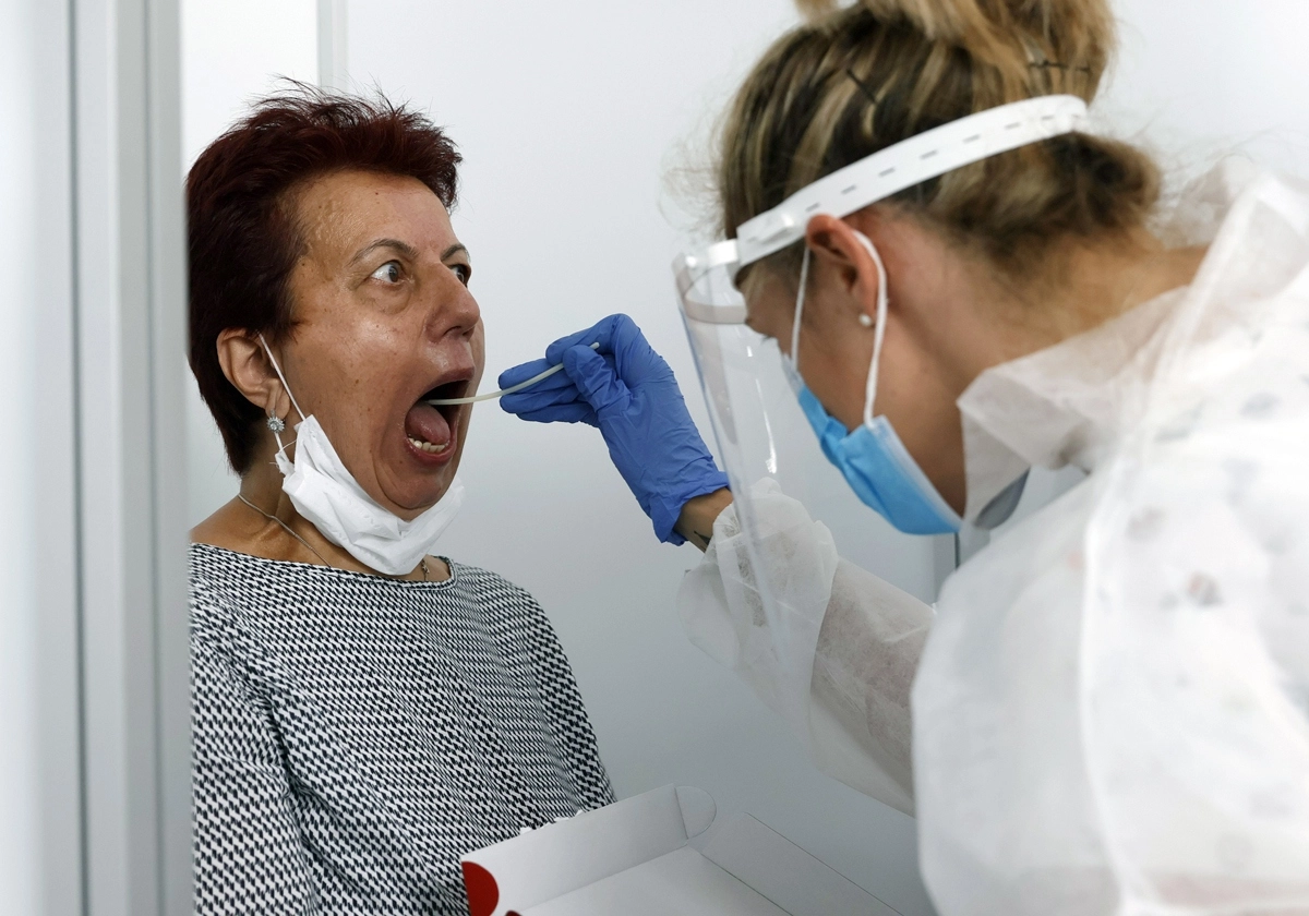 ПЦР-тестирование на коронавирус © EPA/TASS