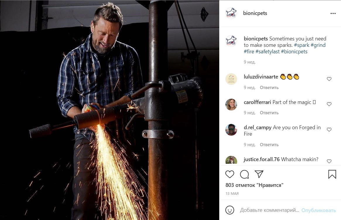 Мужчина большую часть своего времени тратит на изготовление деталей и форм для протезов, которые он кропотливо лепит вручную. Мужчина большую часть своего времени тратит на изготовление деталей и форм для протезов, которые он кропотливо лепит вручную.