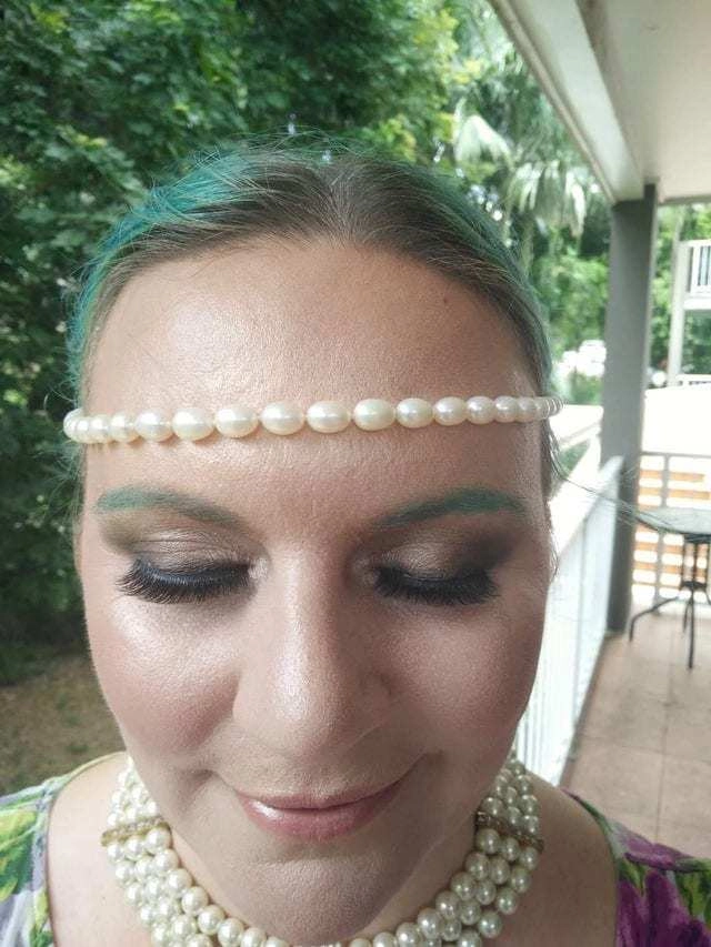 “Обратилась к визажисту за макияжем для креативного мероприятия”.