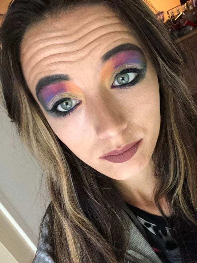 Грязь вместо макияжа глаз.