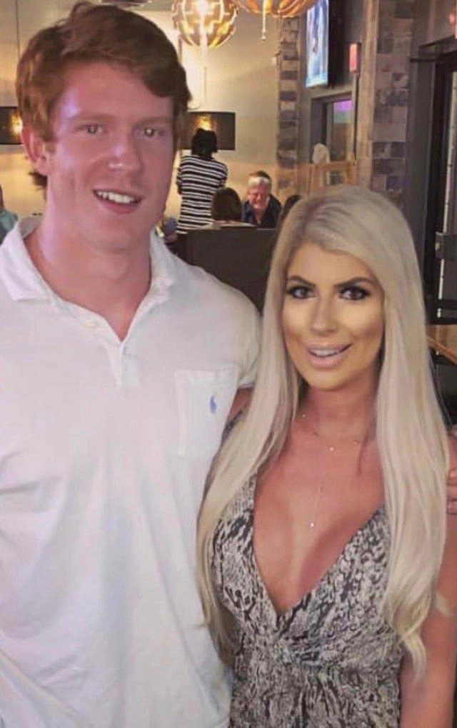 Она выглядит так, словно ее лицо добавили в фотошопе.