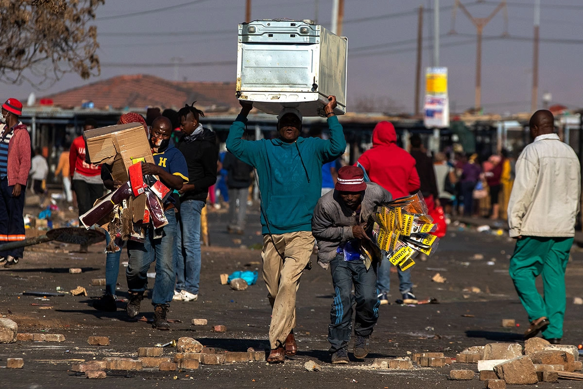 беспорядки, вспыхнувшие после заключения в тюрьму бывшего президента Джейкоба Зумы