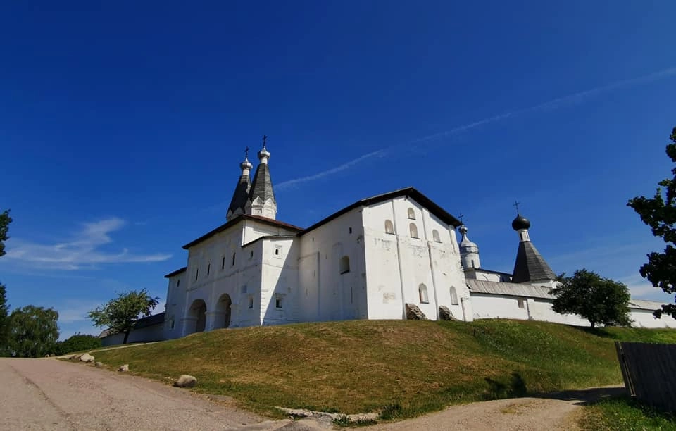 Надвратная церковь, вход в манастырь. Надвратная церковь, вход в манастырь.