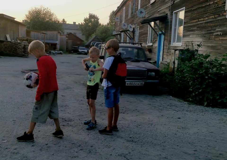 Пацанва радуется жизни. Пацанва радуется жизни.