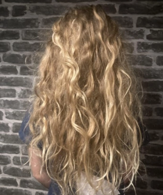 Томас отращивал волосы два года.