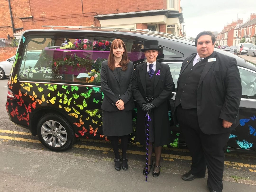 Все сотрудники и посетители мемориального центра обожают пушистого утешителя и ценят все, что он делает. Все сотрудники и посетители мемориального центра обожают пушистого утешителя и ценят все, что он делает.