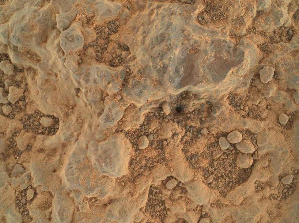 Поверхность Марса в месте работы покрыта слоем пыли.