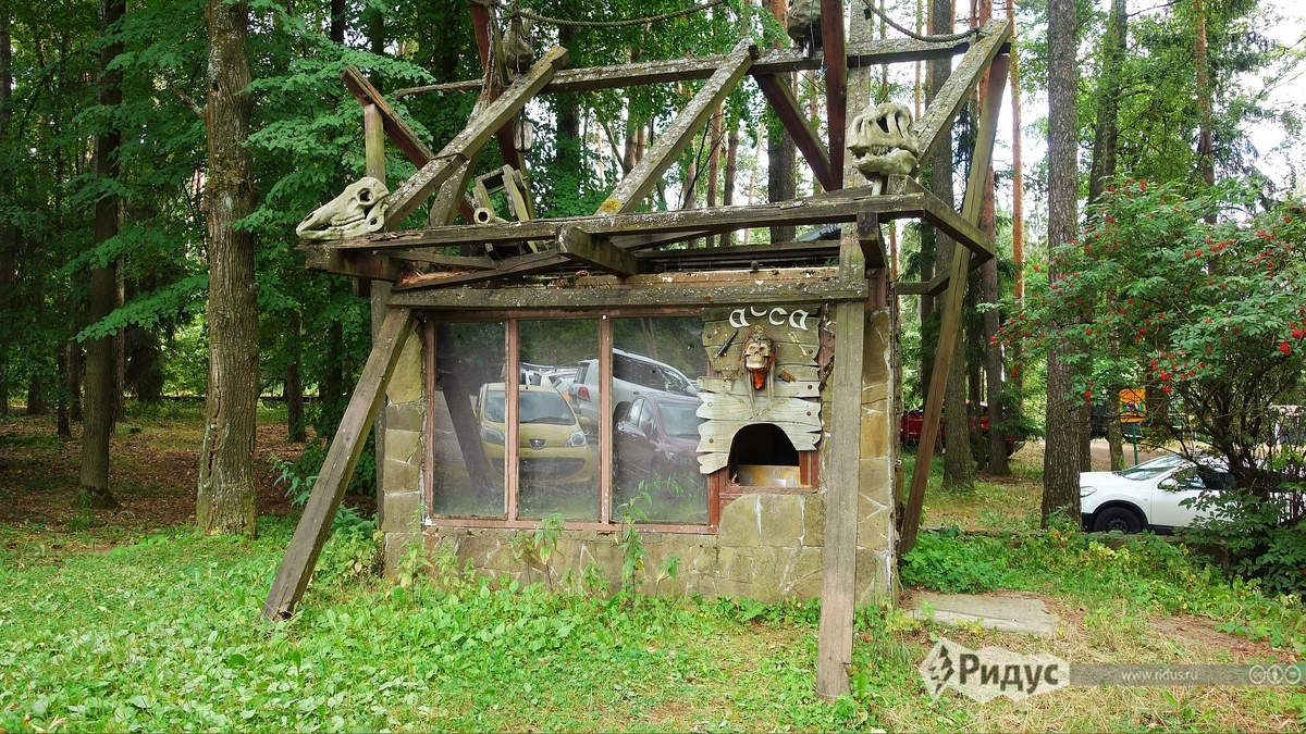 На территории расположено много диковинных скульптур. Вот одна из них. На территории расположено много диковинных скульптур. Вот одна из них.