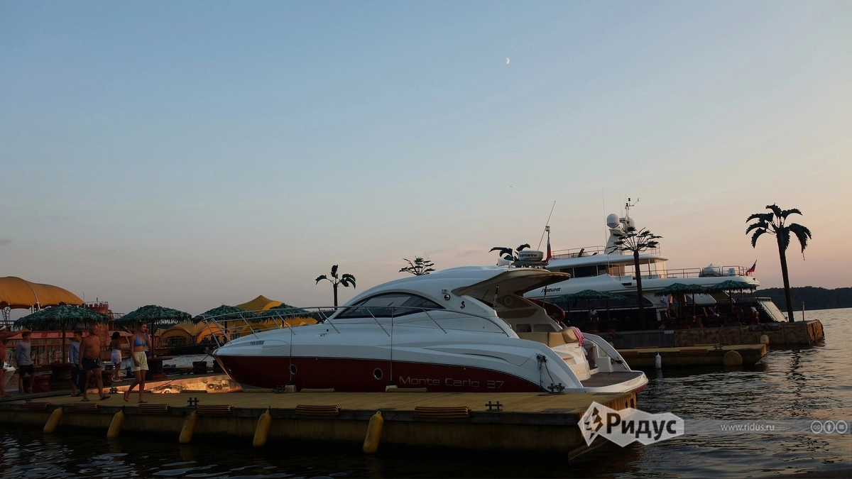 Кроме купания и выпивки бухта также предлагает раздолье для владельцев яхт. Кроме купания и выпивки бухта также предлагает раздолье для владельцев яхт.