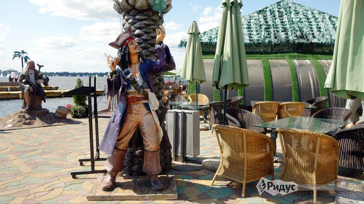 Помимо пляжа, Бухта предлагает ресторан и многочисленные статуи пиратов, с которыми можно пофотографироваться. Как вам этот Джек Воробей?