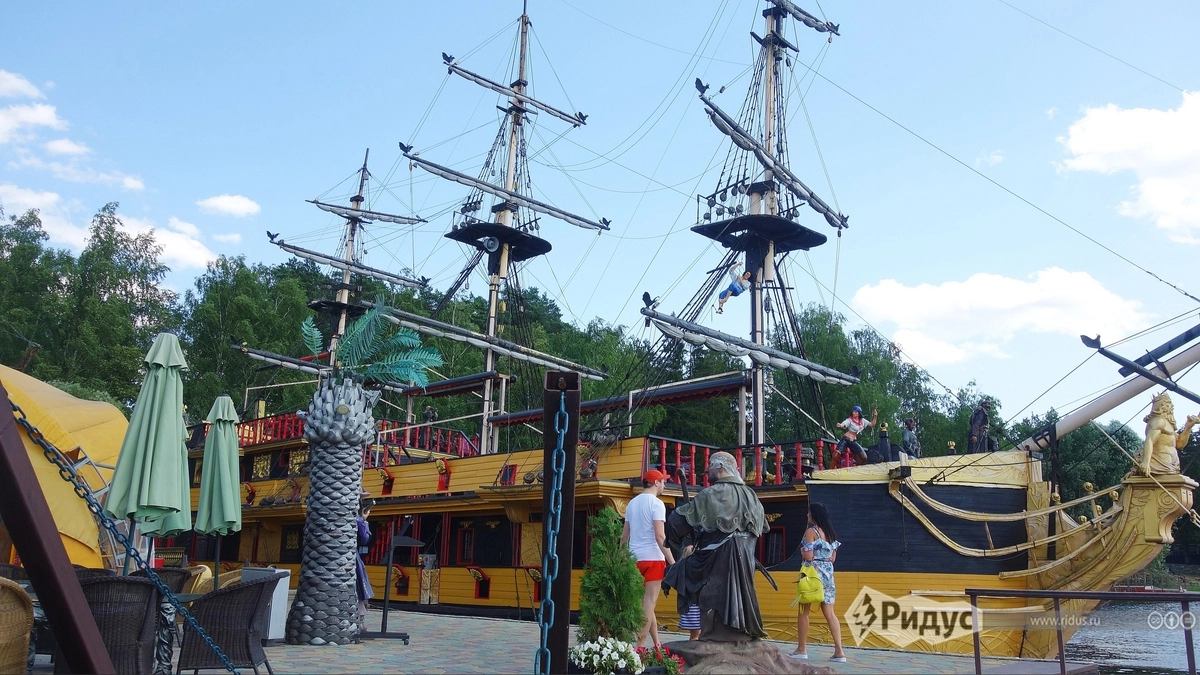 Местная вишенка на торте - настоящий корсарский корабль, полностью доступный для исследования. Местная вишенка на торте - настоящий корсарский корабль, полностью доступный для исследования.