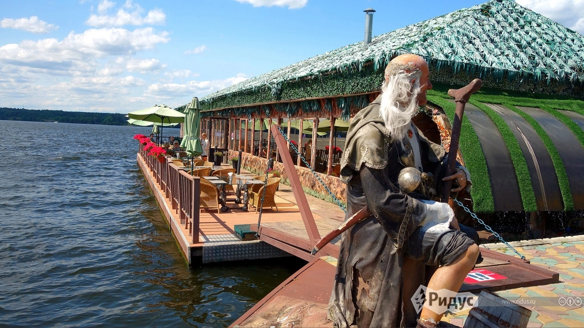 Пирс у корабля охраняют старые морские волки - отрада для детей. Пирс у корабля охраняют старые морские волки - отрада для детей.