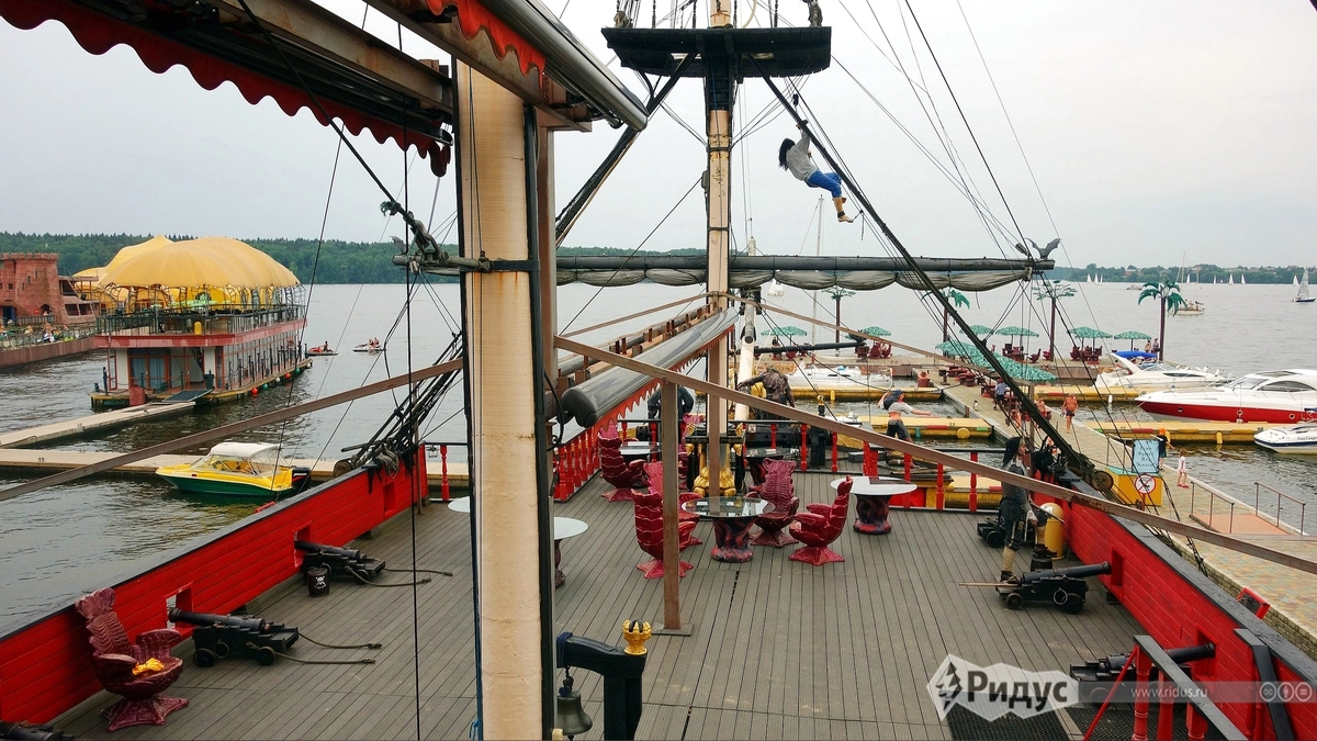 По кораблю можно лазать в любых направлениях. По кораблю можно лазать в любых направлениях.