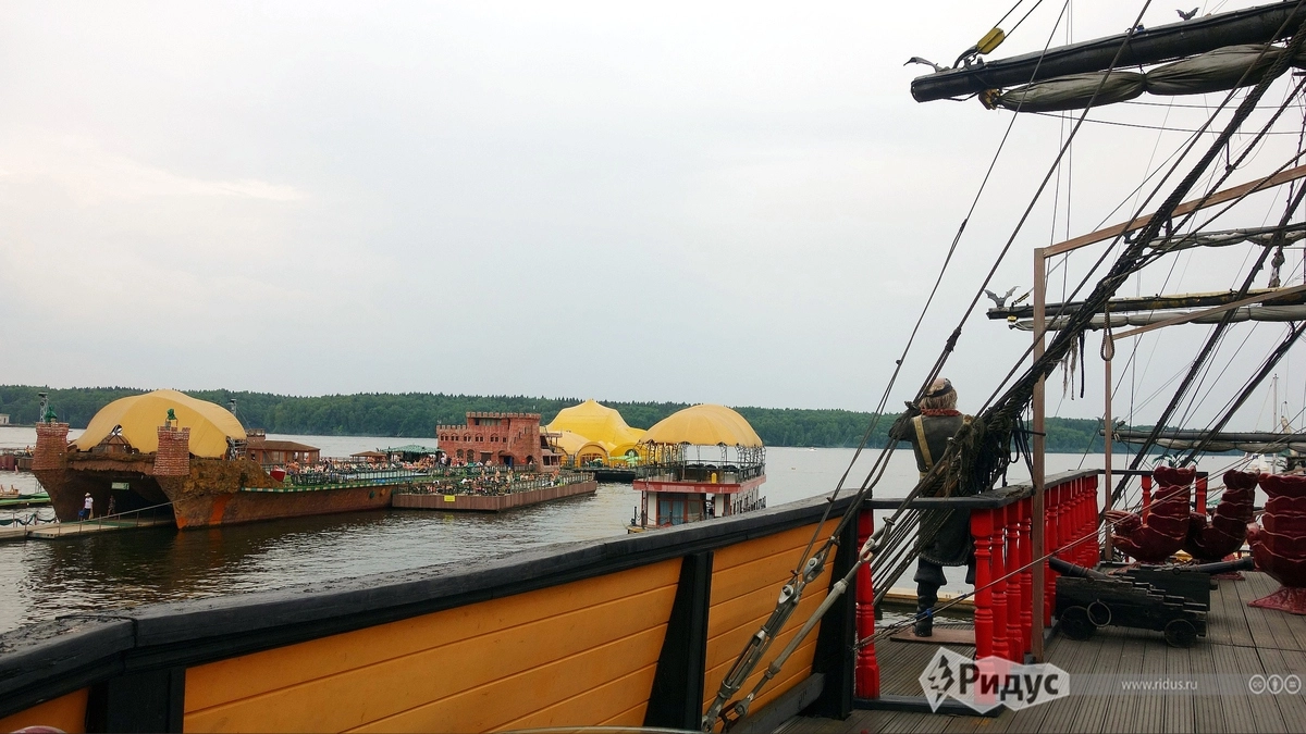 Неподалеку виднеется еще один развлекательный комплекс для всей семьи. Неподалеку виднеется еще один развлекательный комплекс для всей семьи.