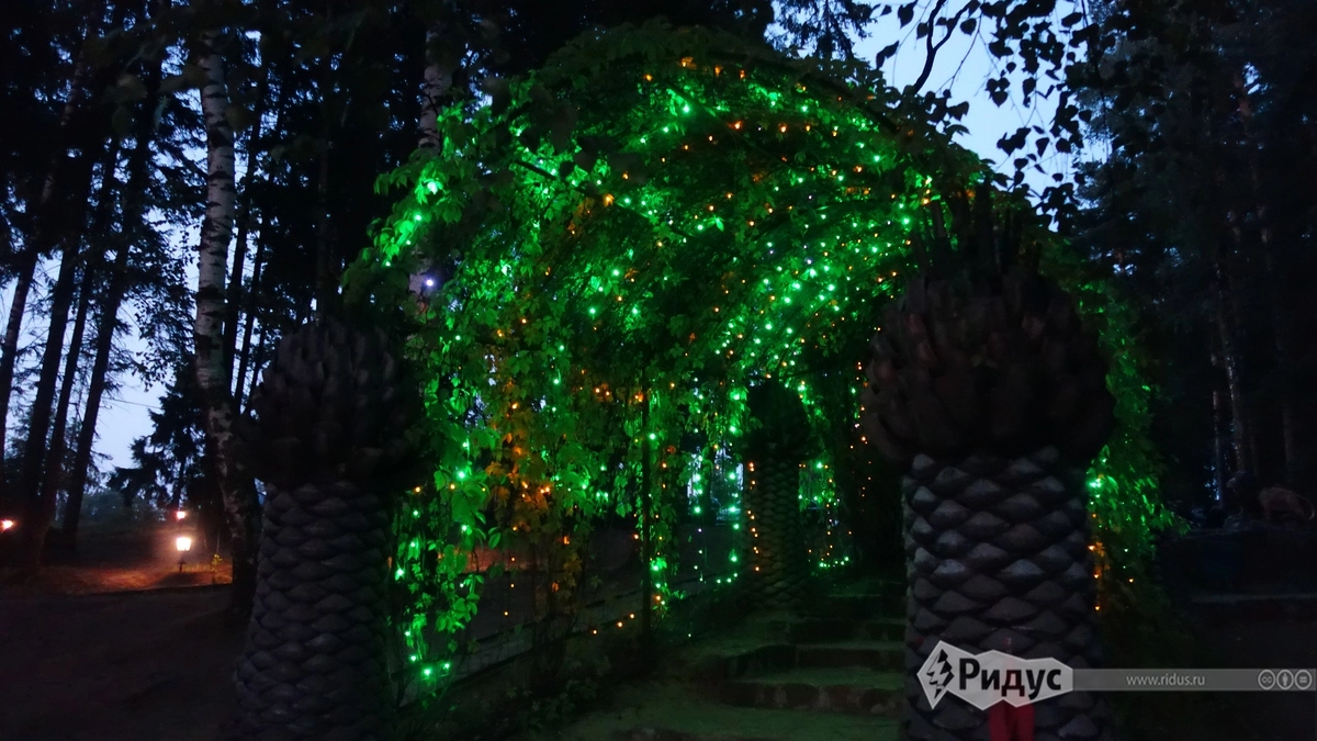 С наступлением темноты пристань приятно преображается. С наступлением темноты пристань приятно преображается.