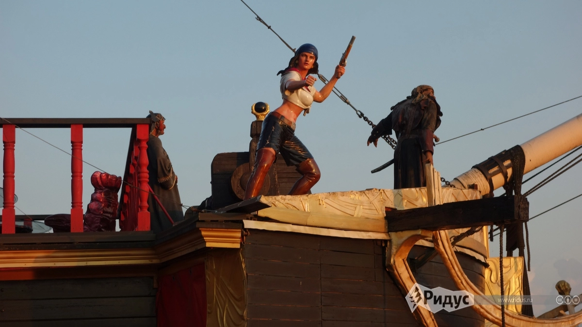 С пираткой тоже можно фотографироваться. Если сможете к ней подлезть, конечно. С пираткой тоже можно фотографироваться. Если сможете к ней подлезть, конечно.