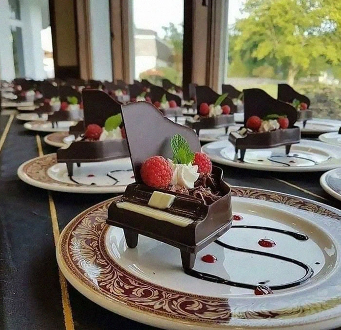 Аккуратный десерт в виде фортепиано. 