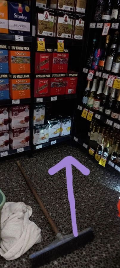 Продавец с удивлением обнаружил настоящего злоумышленника, свернувшегося клубочком под полками с шампанским. 