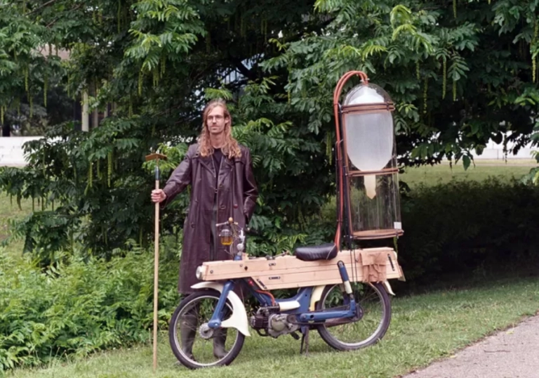 Голландец утверждает, что идея создания этого странноватого мотоцикла пришла ему в голову, когда он прочитал историю о рыбаке, который использовал собранный на пруду метан для жарки яиц. Голландец утверждает, что идея создания этого странноватого мотоцикла пришла ему в голову, когда он прочитал историю о рыбаке, который использовал собранный на пруду метан для жарки яиц.