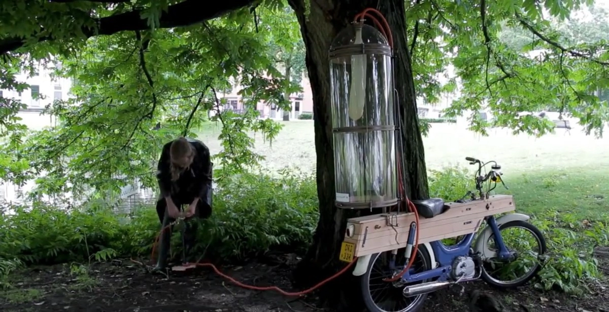 Парень заправляет своего железного коня метаном, собранным на придорожных болотах и прудах. Парень заправляет своего железного коня метаном, собранным на придорожных болотах и прудах.