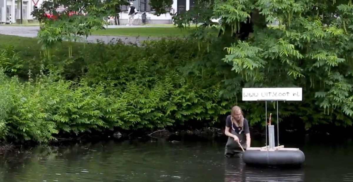 Голландец добывает метан вручную. Голландец добывает метан вручную.