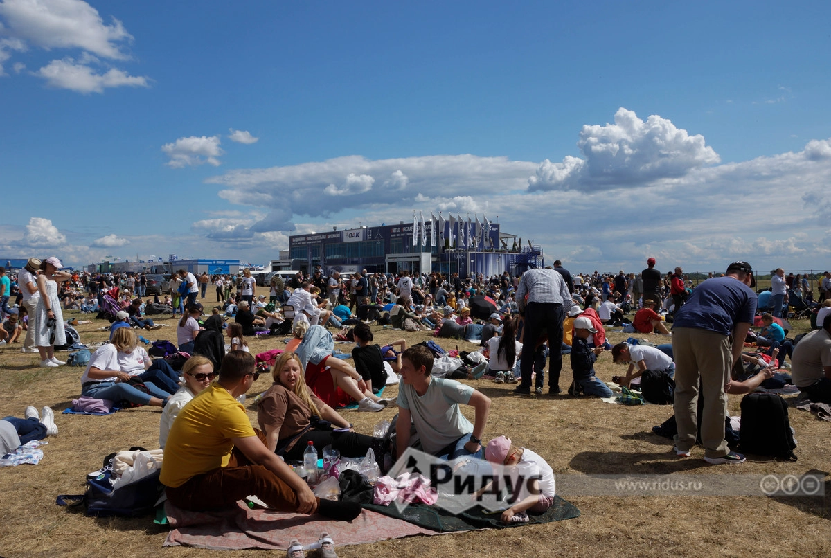 МАКС-2021, несмотря на жесткие санитарные ограничения, в дни массового посещения на выставке было многолюдно МАКС-2021, несмотря на жесткие санитарные ограничения, в дни массового посещения на выставке было многолюдно