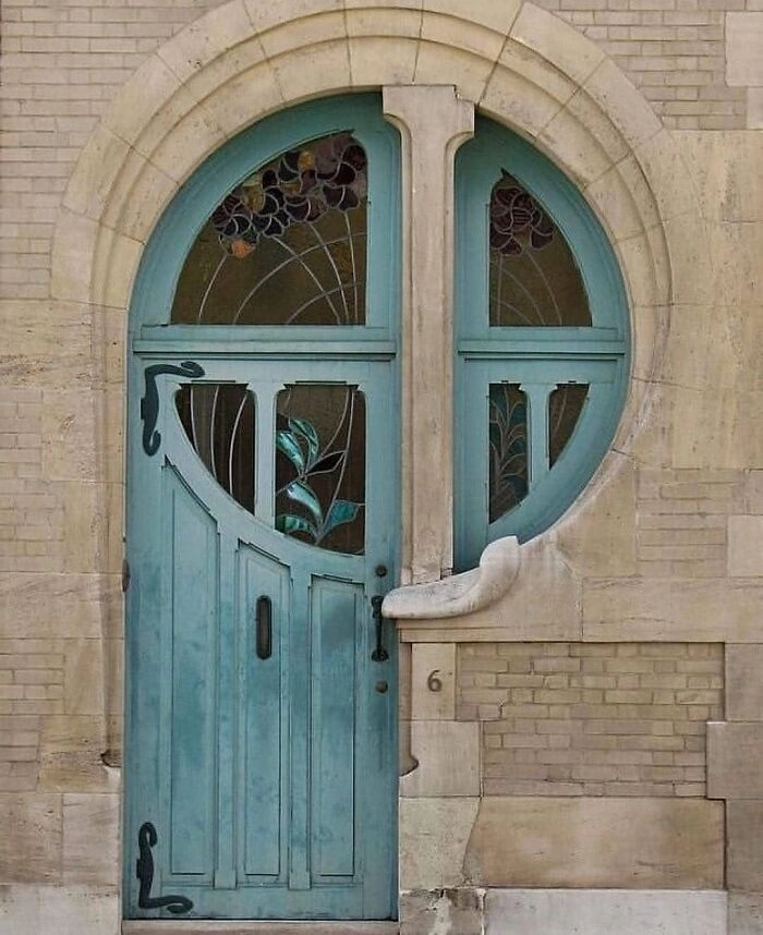 А как вам эта необычная дверь? 