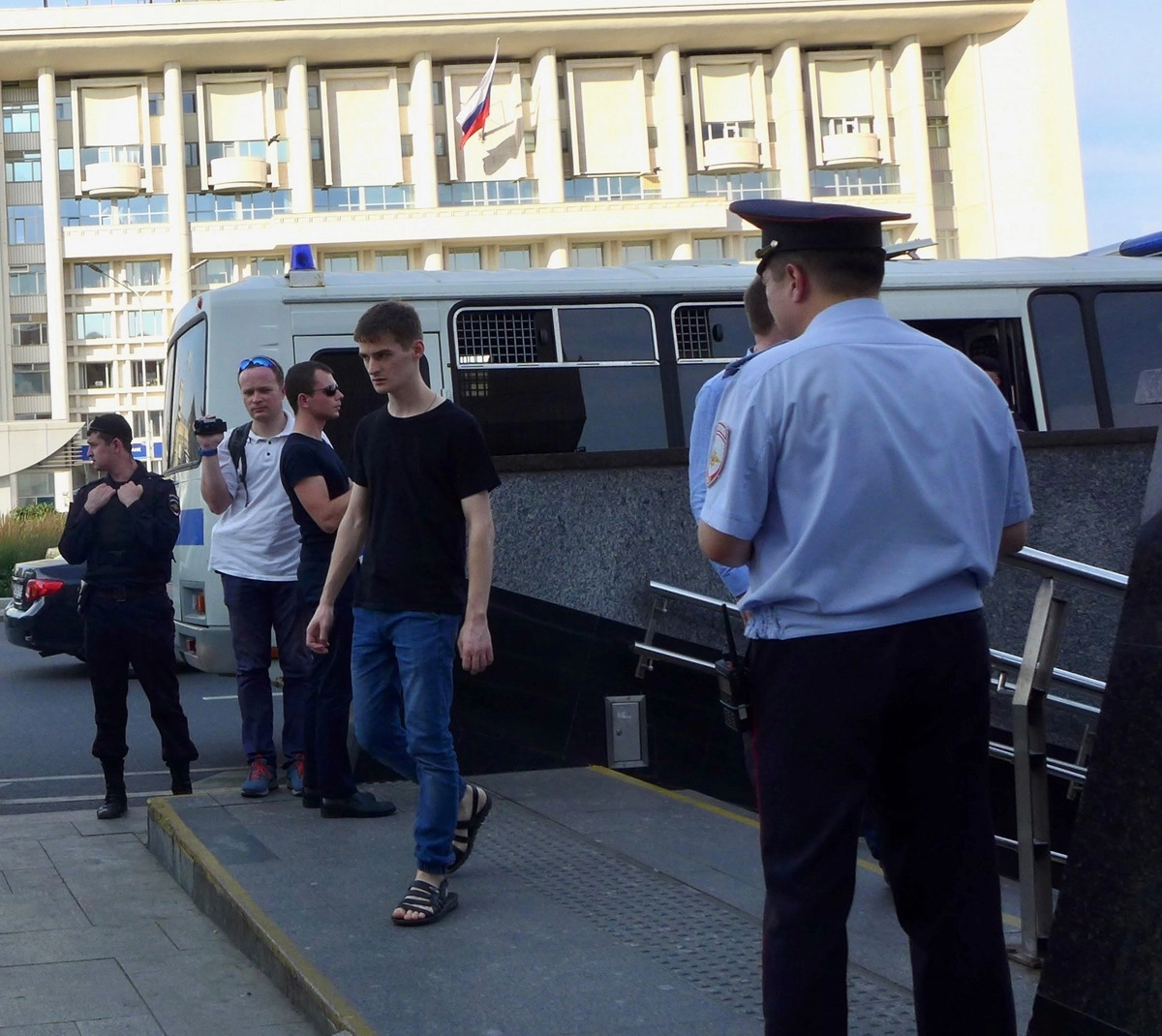 Не смотря на развитие технологий, правоохранители активно пополняют базы лиц участников протестов по старинке