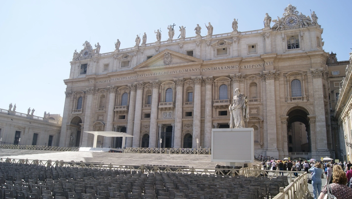 Площадь перед собором Св. Петра в ожидании проповеди Папы