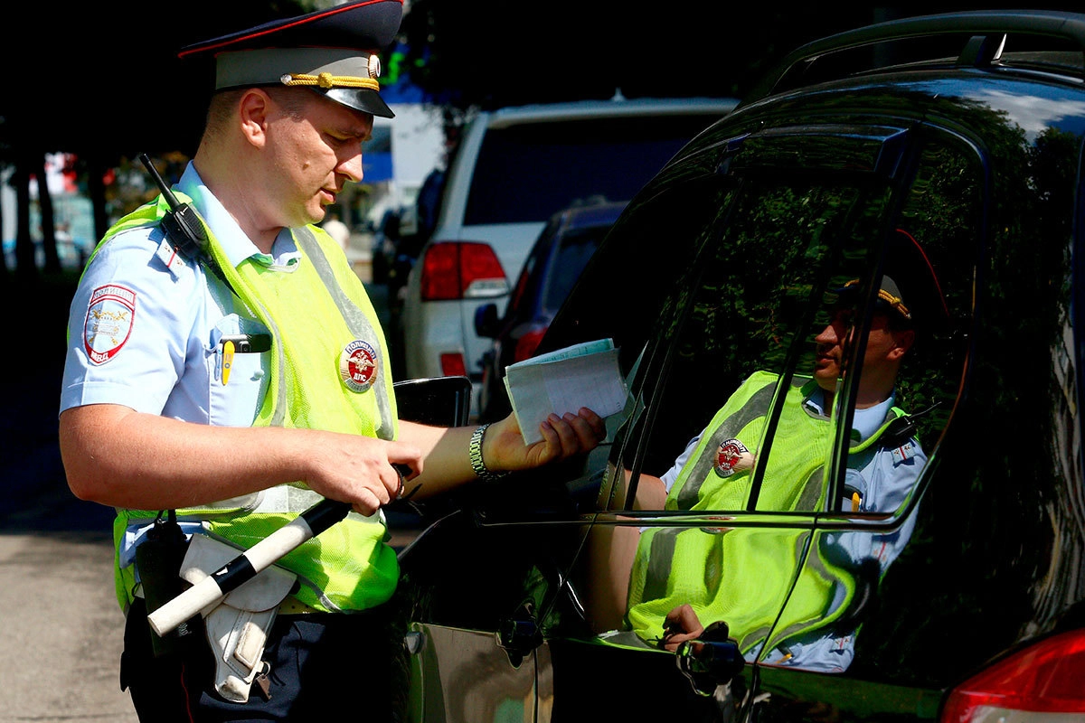 Сотрудник ГИБДД