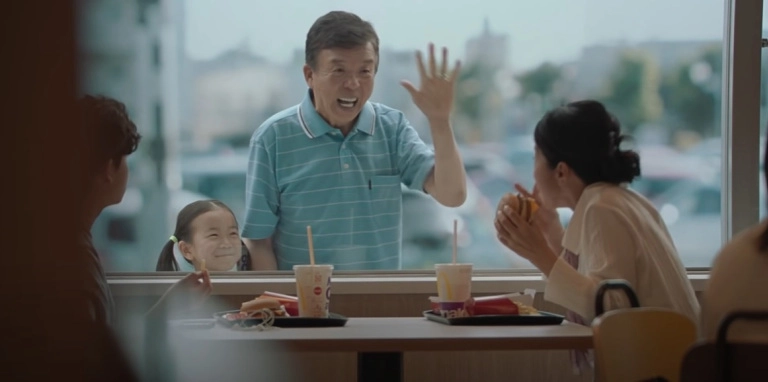 В итоге, девушка встретила человека, рядом с которым чувствовала себя максимально комфортно и не стеснялась есть любую пищу. Именно за него она и вышла замуж.