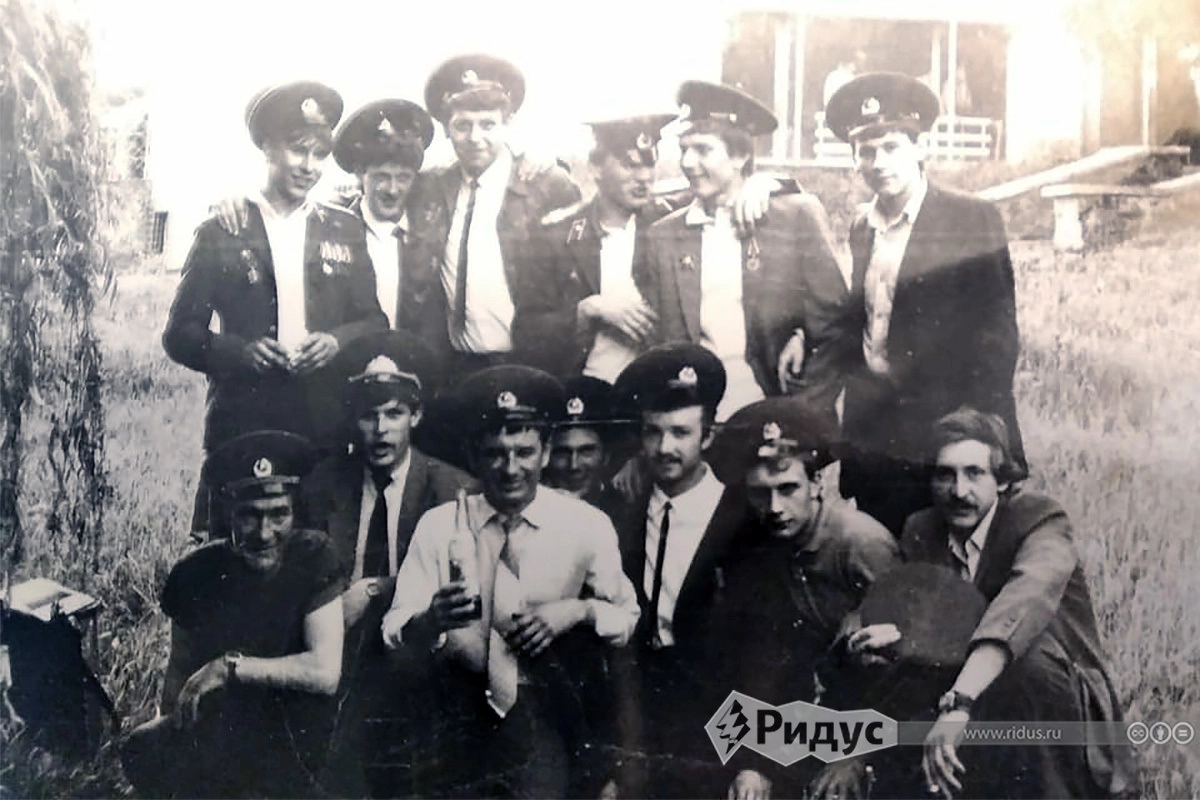 Групповое фото афганцев. Олег Гришин крайний левый-в-верхнем-ряду,-через-одного-человека-от-него-Юрий-Коломийцев Групповое фото афганцев. Олег Гришин крайний левый-в-верхнем-ряду,-через-одного-человека-от-него-Юрий-Коломийцев