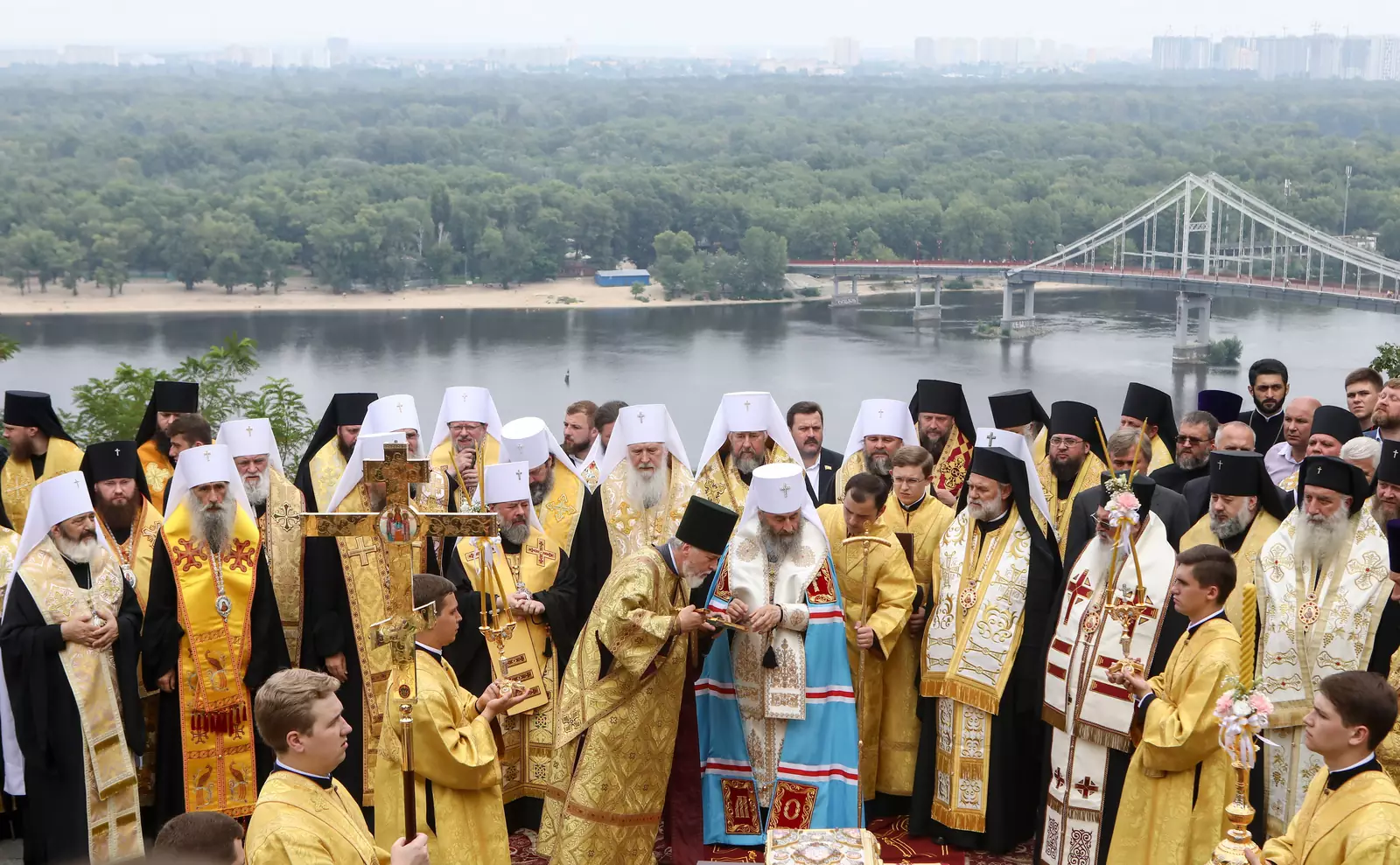 Митрополит Киевский и всея Украины Онуфрий (в центре) во время молебна у памятника святому равноапостольному князю Владимиру в День Крещения Руси. Петр Сивков/ТАСС Митрополит Киевский и всея Украины Онуфрий (в центре) во время молебна у памятника святому равноапостольному князю Владимиру в День Крещения Руси. Петр Сивков/ТАСС