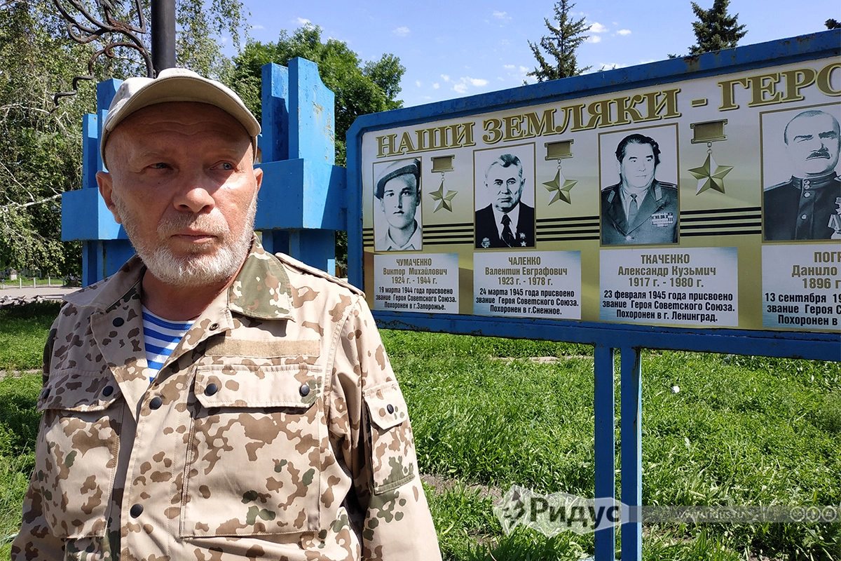 Олег "Сом" Сотников на фоне портретов земляков-героев ВОВ Олег "Сом" Сотников на фоне портретов земляков-героев ВОВ