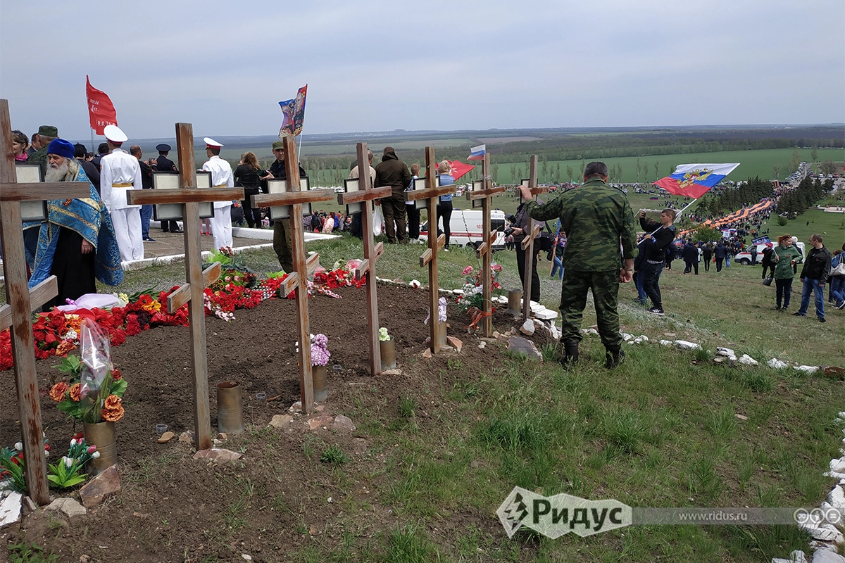 У могил бойцов, павших на Саур-Могиле летом четырнадцатого У могил бойцов, павших на Саур-Могиле летом четырнадцатого