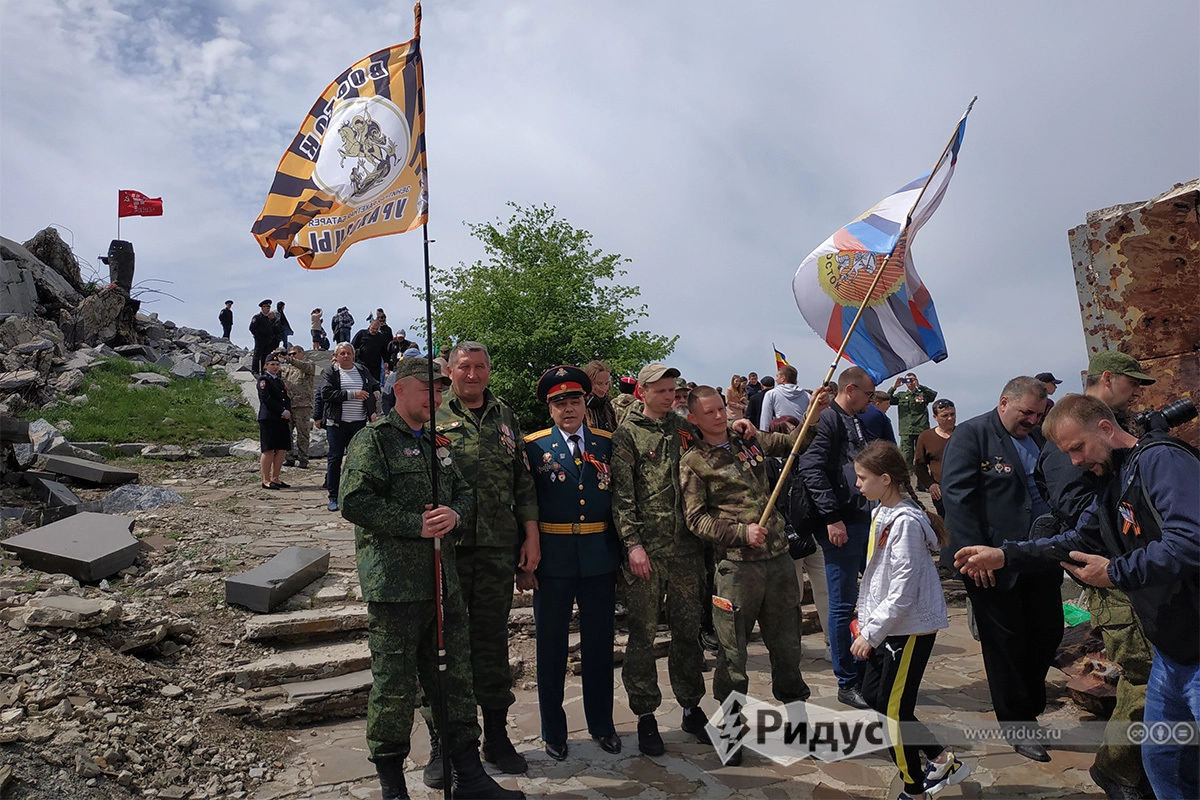 Бойцы другого героического взвода - "ураловцы" - на Саур-Могиле в мае этого года Бойцы другого героического взвода - "ураловцы" - на Саур-Могиле в мае этого года