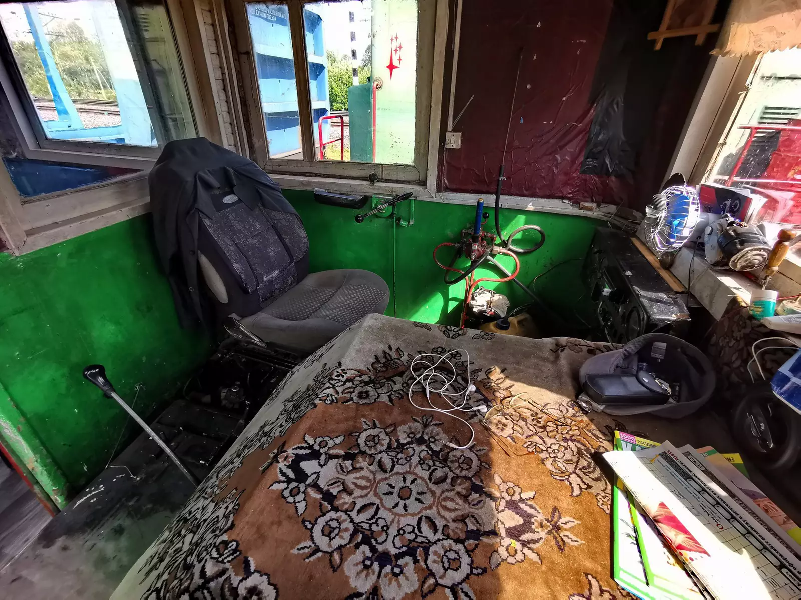 Шофёр-машинист, похоже двигатель от ГАЗ 66 Шофёр-машинист, похоже двигатель от ГАЗ 66