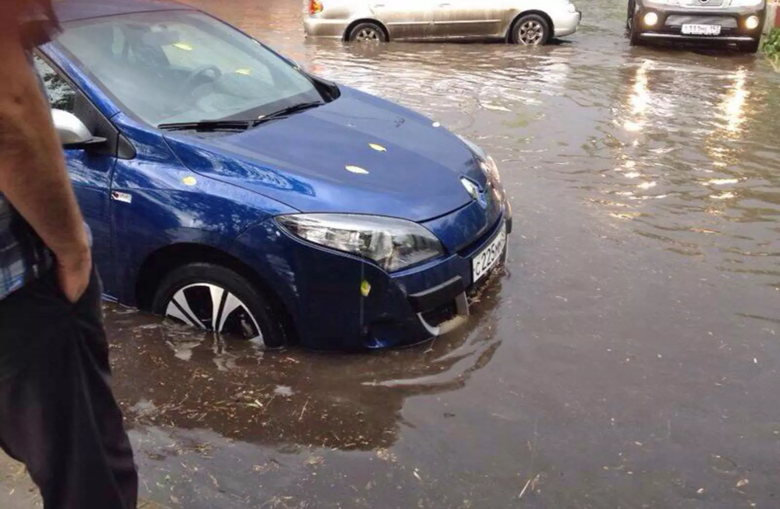 Потоп на шоссе Энтузиастов из-за большого скопления дождевой воды Потоп на шоссе Энтузиастов из-за большого скопления дождевой воды