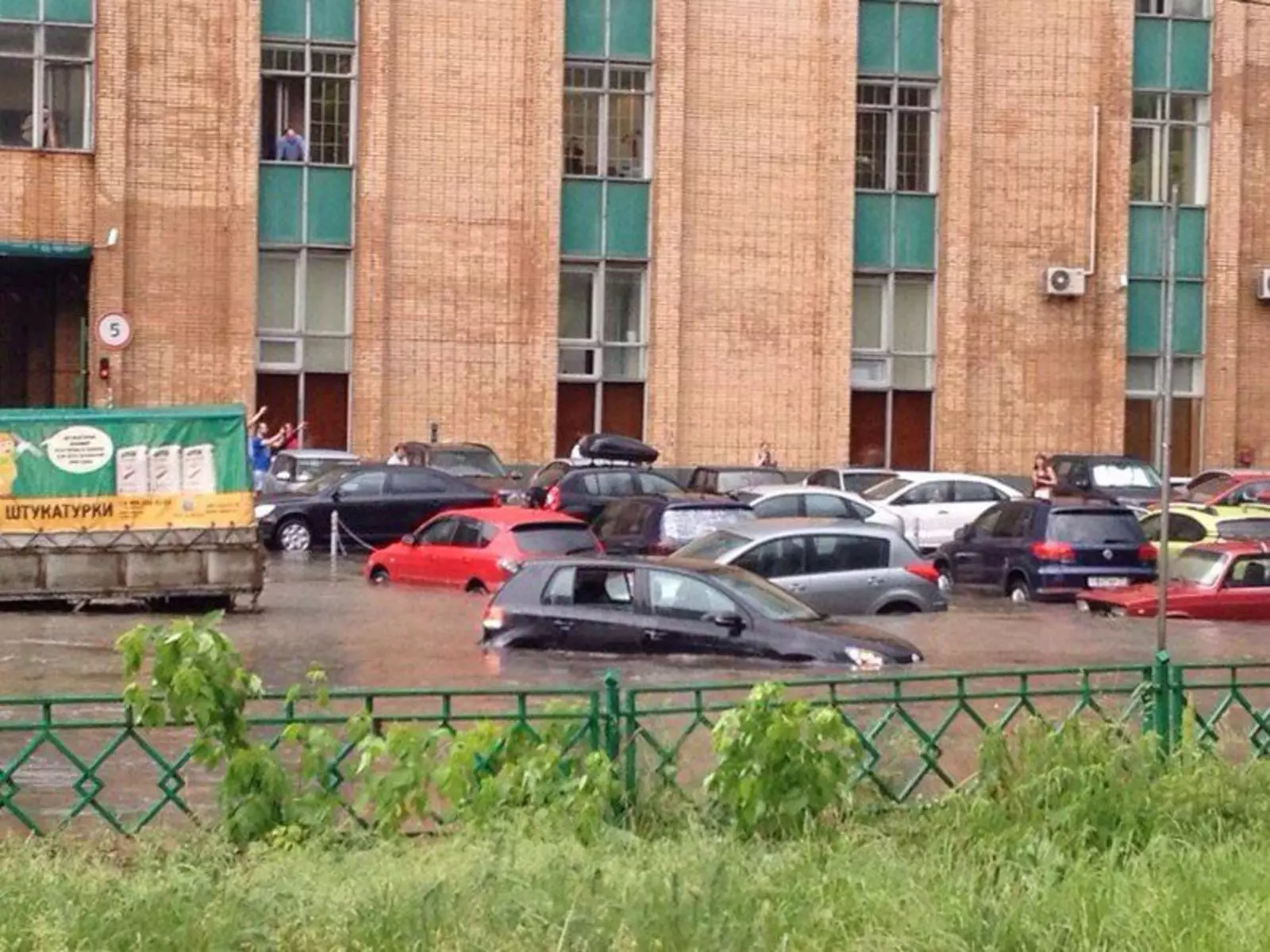 Потоп на шоссе Энтузиастов из-за большого скопления дождевой воды Потоп на шоссе Энтузиастов из-за большого скопления дождевой воды