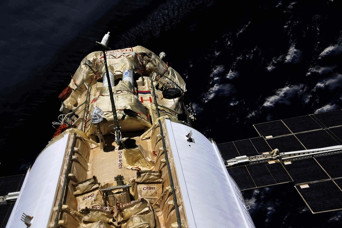 Модуль «Наука» после стыковки с МКС &copy; Космонавт Роскосмоса Олег Новицкий/Пресс-служба ГК "Роскосмос"/ТАСС