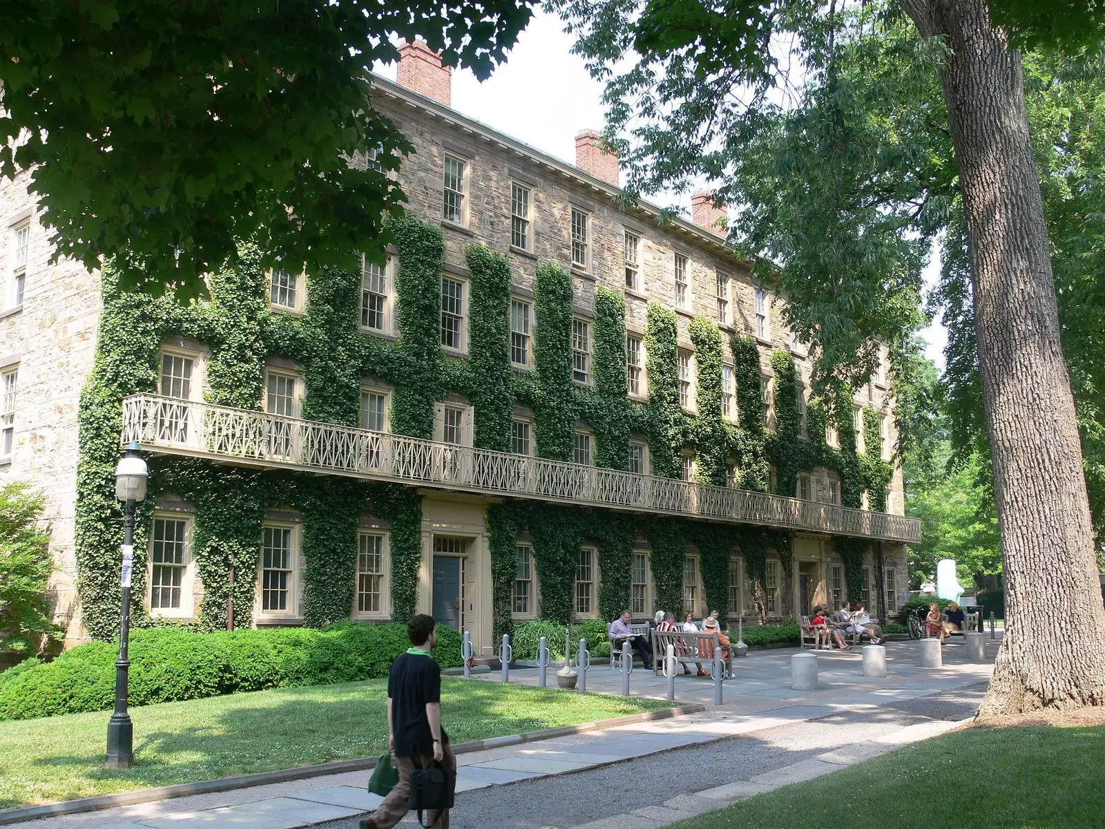 Плющ, обвивающий Западный Колледж Принстонского Университета.