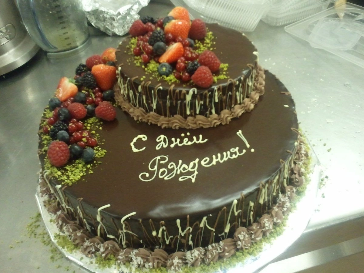 В пекарне перепутали заказы, и жених с невестой разрезали торт, на котором было написано “С днем рождения!”. 